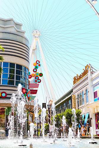 las vegas turned on water fountain near London Eye fountain
